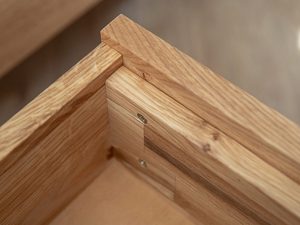 Miniaturka 14 - Montaż prowadnicy szuflady w komodzie z litego drewna