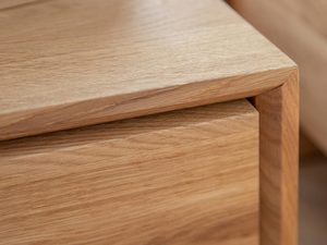 Miniaturka 10 - Zbliżenie na prostą szafkę nocną