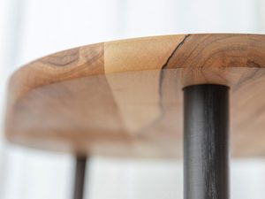 Miniaturka 1 - Detal połączenia metalowej nogi z drewnianym blatem