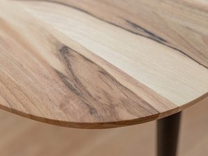 Miniaturka 4 - Blat stolika z widocznymi słojami i zaokrąglonym profilem