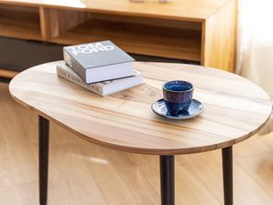 Miniaturka 6 - Owalny stolik z widocznym usłojeniem drewna i filiżanką