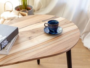 Miniaturka 7 - Stolik kawowy z kubkiem i książką w przytulnym wnętrzu