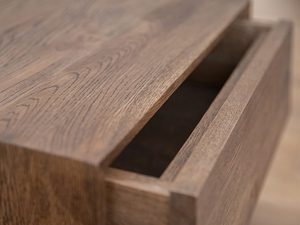 Miniaturka 5 - Zbliżenie na dębową szafkę nocną