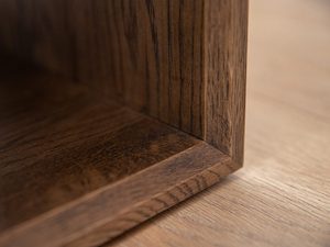 Miniaturka 3 - Detal struktury słojów drewna na szafce w stylu loftowym