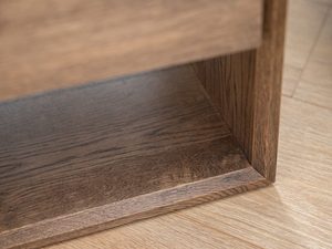 Miniaturka 7 - Wnętrze szafki z ciemnego dębu z naturalnym wykończeniem