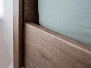 Miniaturka 8 - Łączenie ramy łóżka i wezgłowia z litego dębu, widok z bliska