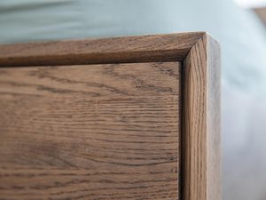 Miniaturka 9 - Ciemne drewno dębowe na krawędzi wezgłowia, styl nowoczesny