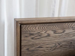 Miniaturka 11 - Detal narożnika wezgłowia łóżka z dębu w odcieniu ciemnym