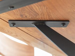 Miniaturka 7 - Zbliżenie mocowania pod blatem stołu z litego dębu