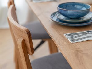 Miniaturka 9 - Stół dębowy z klasycznymi krzesłami