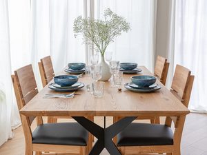 Miniaturka 4 - Stół dębowy z czterema krzesłami w nowoczesnej aranżacji