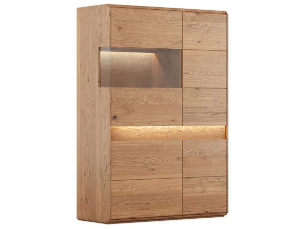 Komoda z litego drewna z LED i przeszkloną wnęką w salonie