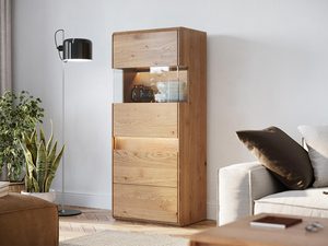 Miniaturka 1 - Wysoka witryna dębowa z szufladą i przeszkloną półką