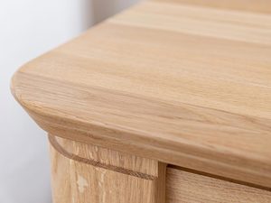 Miniaturka 7 - Zbliżenie na blat stołu z litego dębu, naturalne wykończenie