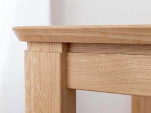 Miniaturka 8 - Detal nogi stołu dębowego z prostym frezowaniem