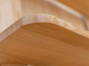 Miniaturka 4 - Zbliżenie na krawędź blatu mebla dębowego
