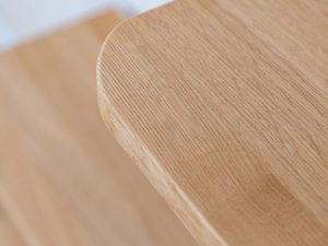 Miniaturka 3 - Zaokrąglony narożnik mebla z naturalnym rysunkiem słojów