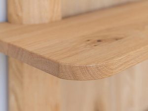 Miniaturka 1 - Detal zaokrąglonego narożnika blatu komody dębowej
