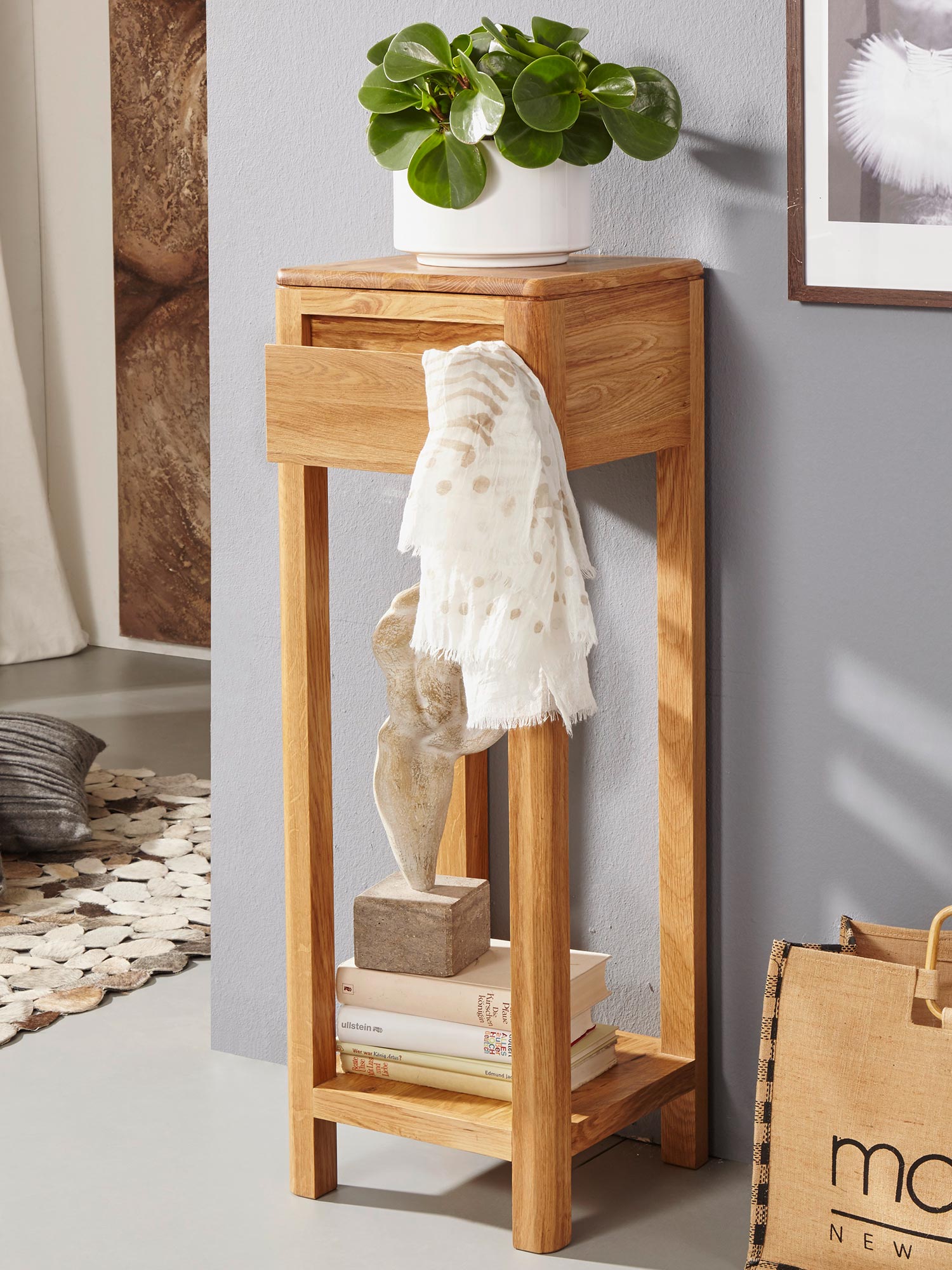 Stolik z litego dębu z półką na dole i dekoracją