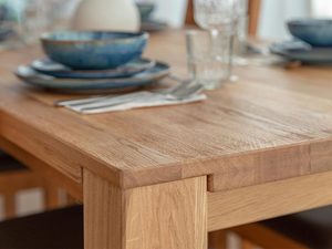 Miniaturka 11 - Blat stołu dębowego z zastawą w nowoczesnej jadalni