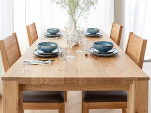 Miniaturka 8 - Aranżacja jadalni z dębowym stołem i niebieską zastawą