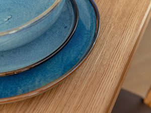Miniaturka 6 - Talerz ceramiczny na stole z naturalnego dębu
