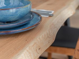 Miniaturka 8 - Zbliżenie na krawędź stołu dębowego