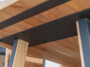 Miniaturka 8 - Detal połączenia blatu i metalowej nogi w stole loftowym