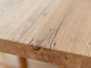 Miniaturka 9 - Blat stołu z widocznymi sękami i strukturą litego dębu