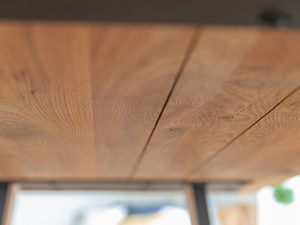 Miniaturka 10 - Dębowy stół jadalniany z widoczną strukturą drewna