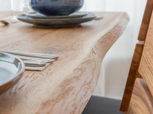 Miniaturka 6 - Falisty blat stołu z litego drewna dębowego w jadalni