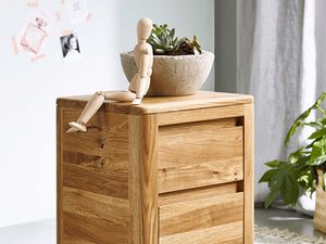 Miniaturka 1 - Kompaktowa szafka z dębu z minimalistycznym wykończeniem