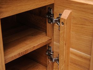 Miniaturka 13 - Kompaktowa komoda z drewna dębowego z szufladą i drzwiczkami