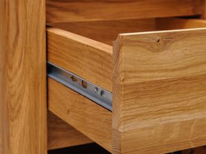 Miniaturka 14 - Zawiasy i półka w szafce z litego drewna dębowego