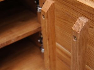 Miniaturka 3 - Wnętrze szafki z zawiasami i półką z drewna dębowego