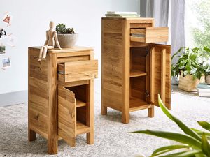 Miniaturka 4 - Zestaw szafek z litego drewna w jasnym salonie