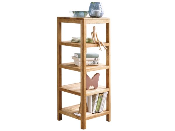 Regał dębowy z dekoracjami w aranżacji skandynawskiej