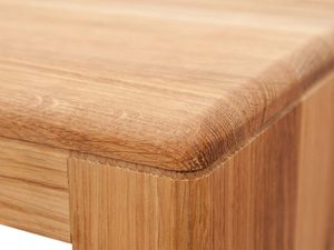 Miniaturka 4 - Zaokrąglony kant ławki z litego drewna o gładkim wykończeniu