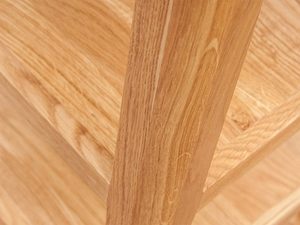 Miniaturka 7 - Zaokrąglony narożnik regału z naturalnego drewna