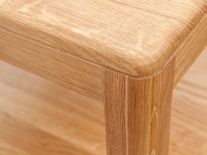 Miniaturka 8 - Naturalny róg blatu z litego dębu z wyrazistym usłojeniem