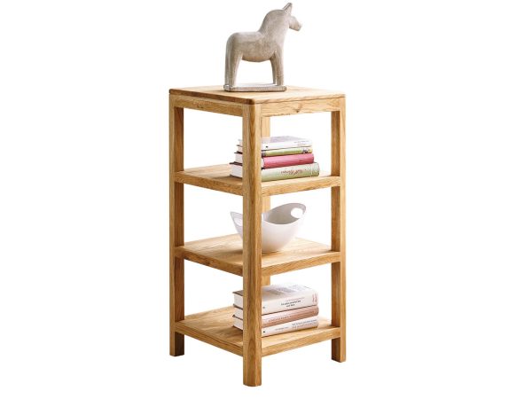 Regał z trzema półkami i ozdobną dekoracją w stylu naturalnym