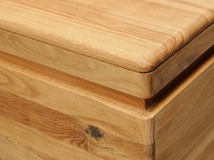 Miniaturka 10 - Detal wieka skrzyni z drewna z widocznym rysunkiem słojów