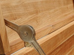 Miniaturka 6 - Zamontowany zawias w skrzyni z naturalnego dębu