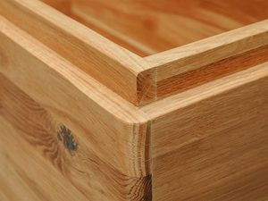 Miniaturka 7 - Skrzynia z litego drewna z widocznymi sękami i wiekiem