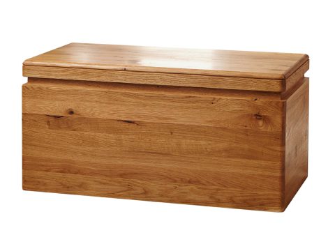 Duża skrzynia z litego drewna jako ława do salonu