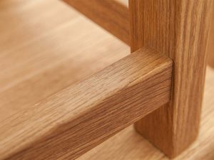 Miniaturka 6 - Zaokrąglone łączenie nóg w stoliku z litego drewna