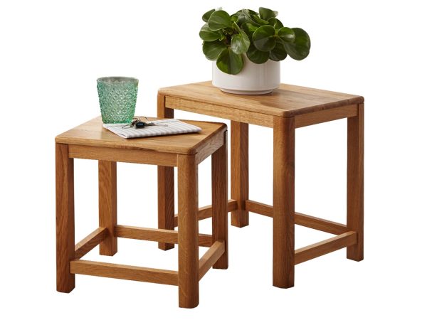 Zestaw dwóch stolików z dębu w naturalnym wybarwieniu