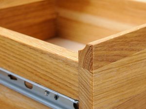 Miniaturka 6 - Szuflada z prowadnicą kulkową w stoliku nocnym z drewna
