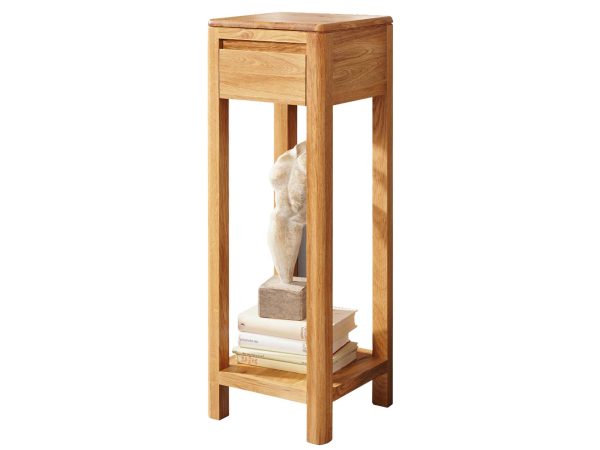 Prosty stolik z litego drewna z dolną półką na dekoracje