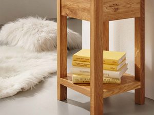 Miniaturka 1 - Drewniany stolik pomocniczy z dolną półką i szufladą przy oknie